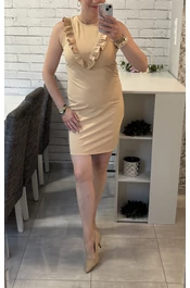 "V" fodros bézs ruha